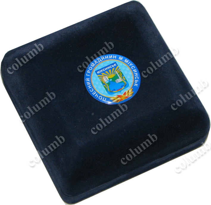 Badge case with a coined badge in a cover, produced by full-color printing under an optical lens method