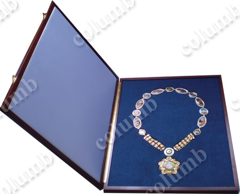 Anniversary variant of a chain (collar) in a wooden case