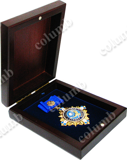Case wooden for a medal